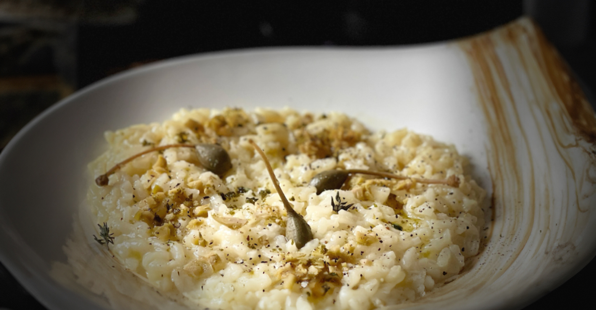 RISOTTO ALL’ONDA- CAFFÈ, CREMA E POLVERE DI CAPPERI -01