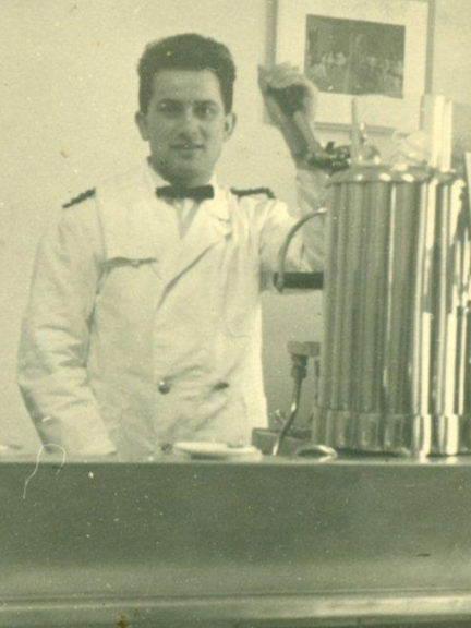 L&rsquo;UOMO CHE FA CANTARE IL CAFF&Egrave; GIUSEPPE DE GIUSTI 01