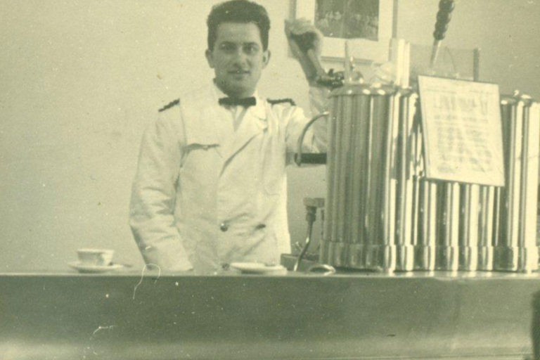 L&rsquo;UOMO CHE FA CANTARE IL CAFF&Egrave; GIUSEPPE DE GIUSTI 01